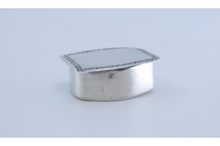 Caixa de comprimidos em prata com friso na envolvência na tampa basculante.